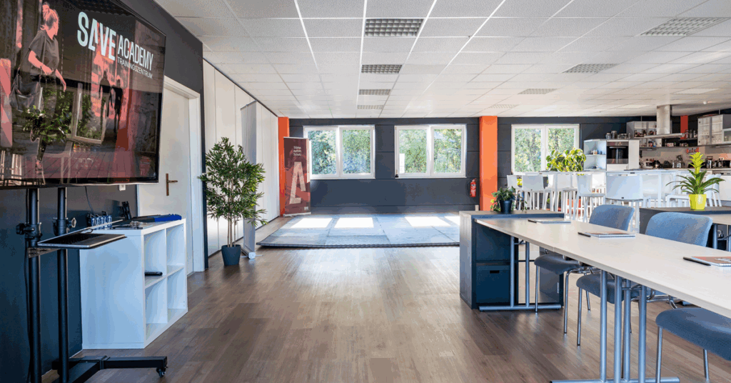 Schulungsraum der SAVE ACADEMY mit Mattenfläche und Seminarbereich