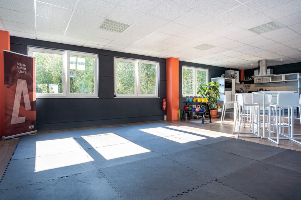 Schulungsraum in der SAVE ACADEMY, Mattenfläche