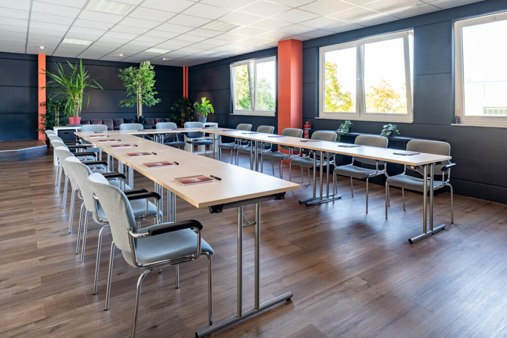 Schulungsraum in der SAVE ACADEMY, Seminartische in U-Form