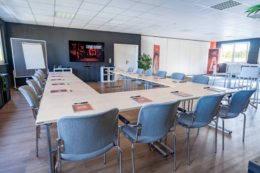 Schulungsraum in der SAVE ACADEMY, Seminartische in U-Form