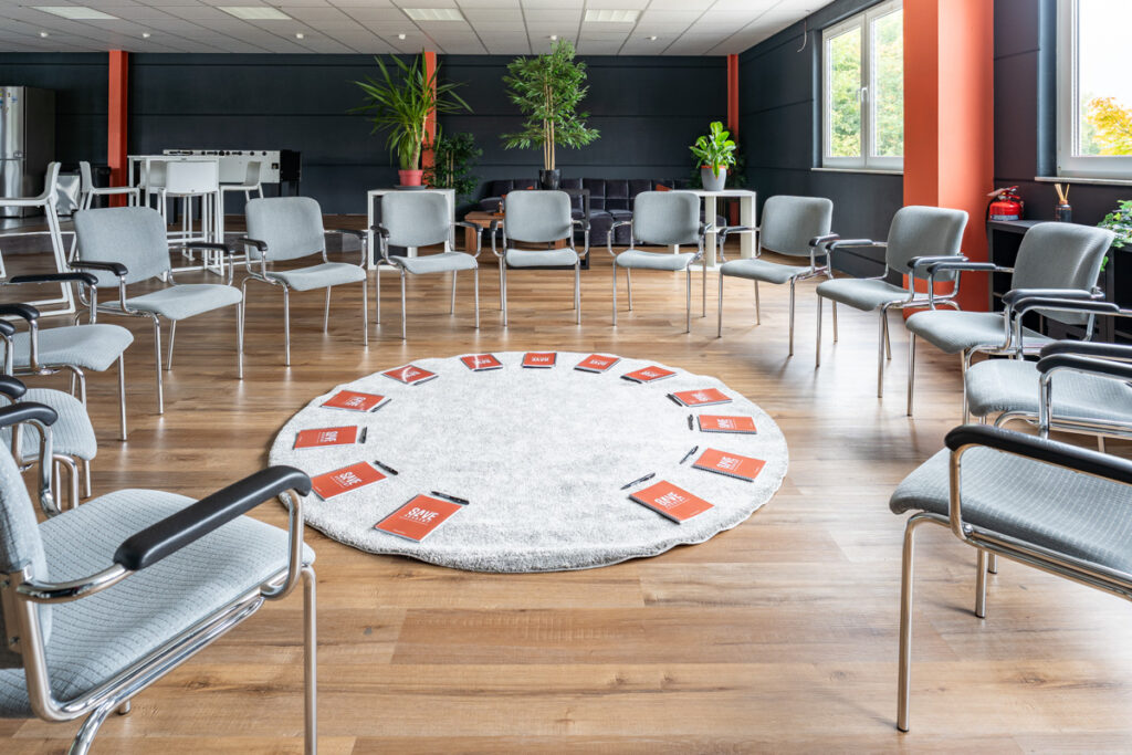 Schulungsraum in der SAVE ACADEMY, Seminarstühle im Kreis angeordnet